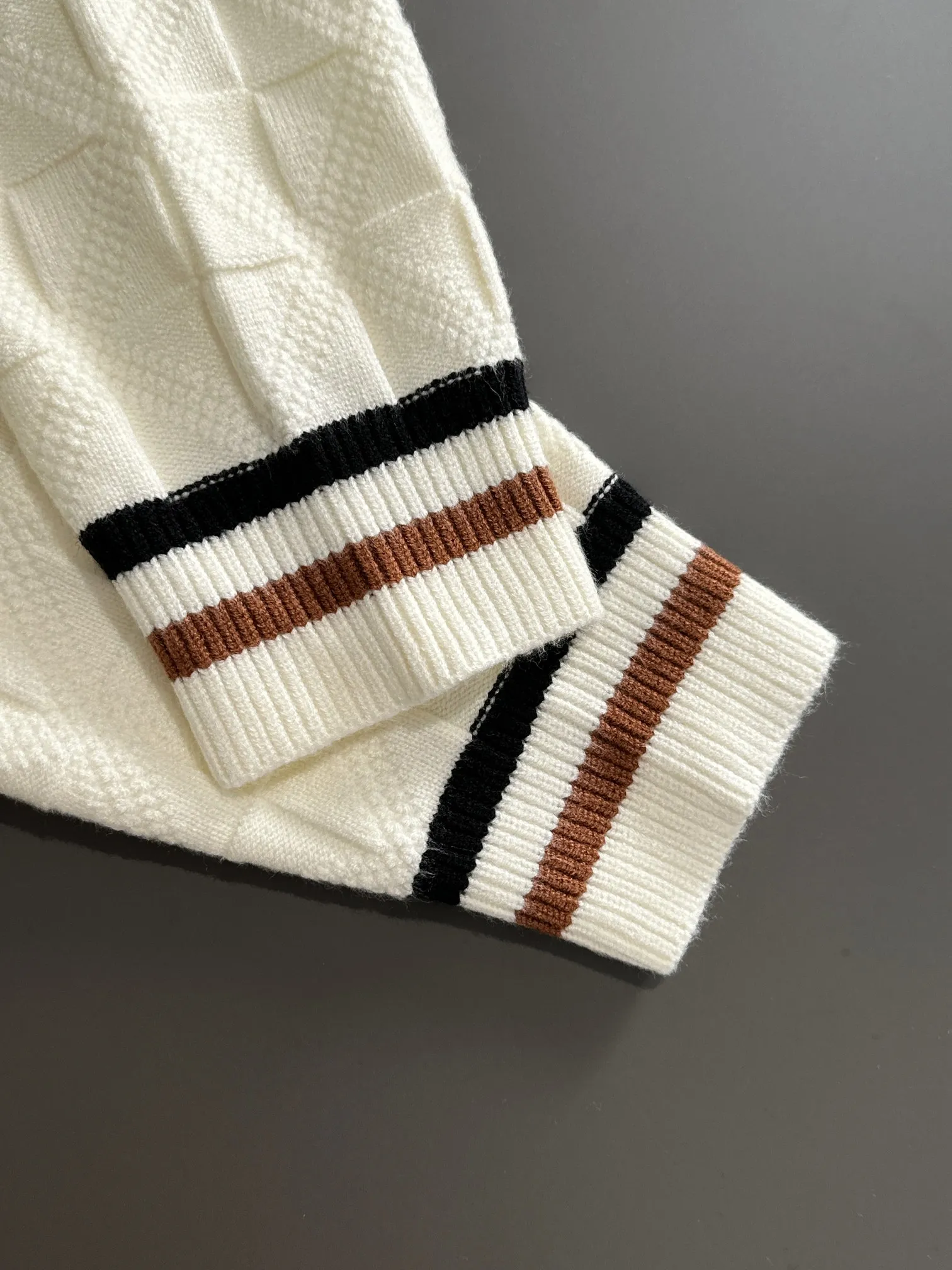 Next day shipping P360 Big Goose 2025 official website latest autumn and winter sweaters, popular models are on sale at the same time at the counter! Specially made of wool blended fabric. It feels comfortable and can be directly in contact with the skin. The logo badge is exquisitely embroidered, which is extremely eye-catching! The details highlight the fashionable charm of big brands. Exquisite workmanship. Three-dimensional cutting style. The wearing effect is invincible and handsome! All three standards are complete! Size: M-3XL